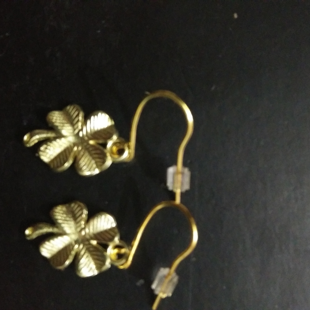 St party's clover earings